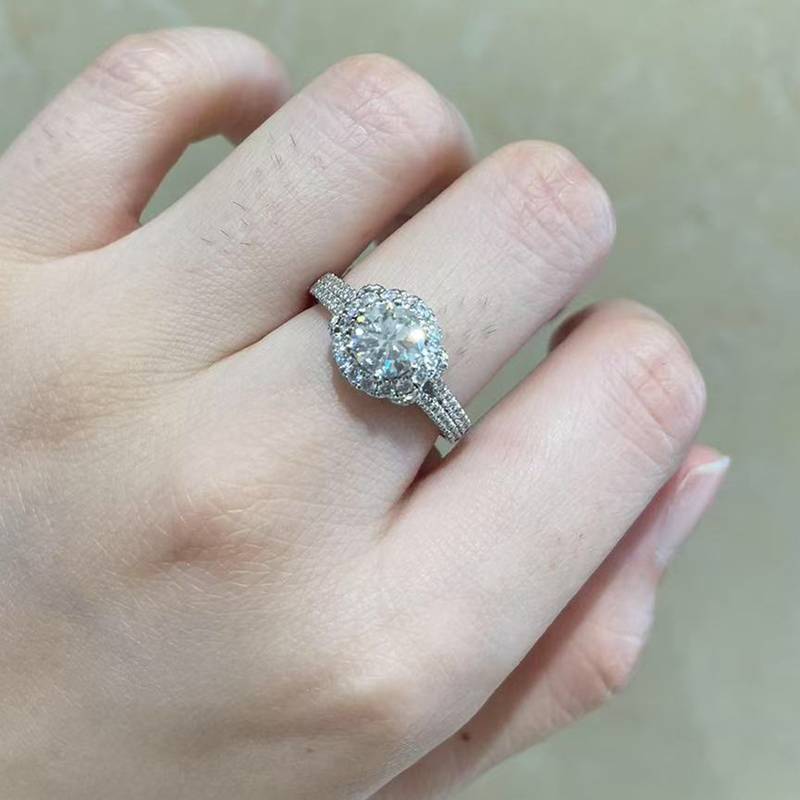 Affordable Luxury满钻Women's RingS925银镀白金定制选款主石Moissanite1.0ct/副石高碳钻